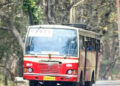 പാതി രാത്രി കൈകാണിച്ചിട്ട് നിര്‍ത്താതെ പോയി, ദേഷ്യം സഹിക്കാനാകാതെ കെഎസ്ആര്‍ടിസി ബസിന്റെ ചില്ല് തകര്‍ത്ത് യുവാവ്, യാത്രക്കാരെ മറ്റൊരു ബസിലേക്ക് മാറ്റി