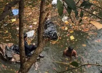 നിത്യോപയോ​ഗ സാധനങ്ങളുമായി പോവുകയായിരുന്ന ലോറി 65 അടി താഴ്ചയുള്ള ക്വാറിയിലെ വെള്ളക്കെട്ടിലേക്ക് മറിഞ്ഞു, ഡ്രൈവറെ രക്ഷപെടുത്തി, ലോറിക്കുള്ളിൽ കുടുങ്ങിക്കിടക്കുന്ന ക്ലീനർ മുസ്തഫയെ പുറത്തെത്തിക്കാൻ ശ്രമം തുടരുന്നു, സ്കൂബ സംഘം സ്ഥലത്ത്