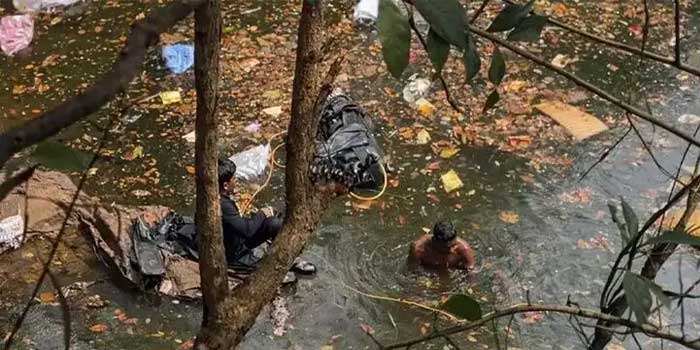 പാചക പൊടികളുമായി പോവുകയായിരുന്ന ലോറി 65 അടി താഴ്ചയുള്ള ക്വാറിയിലെ വെള്ളക്കെട്ടിലേക്ക് മറിഞ്ഞു, ഡ്രൈവറെ രക്ഷപെടുത്തി, ലോറിക്കുള്ളിൽ കുടുങ്ങിക്കിടക്കുന്ന ക്ലീനർ മുസ്തഫയെ പുറത്തെത്തിക്കാൻ ശ്രമം തുടരുന്നു, സ്കൂബ സംഘം സ്ഥലത്ത്