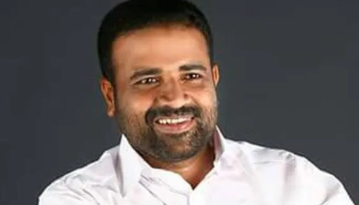 ഭീഷണിപ്പെടുത്തിയും വിരട്ടിയുമാണ് സിപിഎം ആളുകളെ പിടിച്ചുനിര്ത്തുന്നത്, പ്രേം കുമാറിന് ഒരു ഓഫറും നല്കിയിട്ടില്ല, ഓഫര് കൊടുത്ത് ആരെയും കൊണ്ടുവരേണ്ട കാര്യം കോണ്ഗ്രസിനില്ല, എച്ചിൽ തിന്നുന്നവർ മാത്രമാണ് ഇപ്പോള് സിപിഎമ്മില് നില്ക്കുന്നത്, അവിടെ നടക്കുന്നത് അടിമത്തം – സി.ആർ. മഹേഷ് എംഎൽഎ