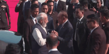 മലേഷ്യയിൽ  ​ഗംഭീര സ്വീകരണം ഏറ്റുവാങ്ങി മോദി ; രണ്ട് ദിവസത്തെ സന്ദർശനത്തിനായി എത്തിയ ഉടനെ വൻ പ്രഖ്യാപനം, ‘ഇന്ത്യൻ ജനതക്ക് ആശ്വാസമേകാൻ ഒരു കോൺസുലേറ്റ് കൂടി തുറക്കും’; പരസ്പ്പരമുള്ള വ്യാപാര, സുരക്ഷാ ബന്ധങ്ങൾ ശക്തിപ്പെടുത്തുന്ന ചർച്ചകൾക്കും കരാറുകൾക്കും വഴി തുറക്കുന്ന സന്ദർശനം