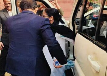 എനിക്ക് വാദിക്കാൻ പത്ത് മിനിറ്റ് സമയം വേണം, പാർട്ടിക്ക് വേണ്ടിയല്ല ജനങ്ങൾക്ക് വേണ്ടിയാണ് വാദിക്കുന്നത്… എന്തുകൊണ്ട് അസാമിൽ എസ്ഐആർ ഇല്ല?… ബംഗാളിൽ കമ്മീഷൻ ഉദ്യോഗസ്ഥരോട് ശത്രുതാമനോഭാവം- എതിർവാദം പച്ചക്കള്ളമാണ് കമ്മീഷന്റെ അഭിഭാഷകർ പറയുന്നത്- മമത!! നാലര പതിറ്റാണ്ടിനു ശേഷം കോടതിയിൽ വക്കീൽ വേഷത്തിൽ കോടതിയിൽ ദീദി