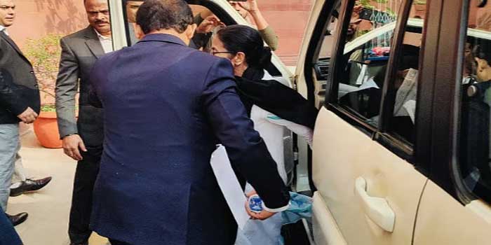 എനിക്ക് വാദിക്കാൻ പത്ത് മിനിറ്റ് സമയം വേണം, പാർട്ടിക്ക് വേണ്ടിയല്ല ജനങ്ങൾക്ക് വേണ്ടിയാണ് വാദിക്കുന്നത്… എന്തുകൊണ്ട് അസാമിൽ എസ്ഐആർ ഇല്ല?… ബംഗാളിൽ കമ്മീഷൻ ഉദ്യോഗസ്ഥരോട് ശത്രുതാമനോഭാവം- എതിർവാദം പച്ചക്കള്ളമാണ് കമ്മീഷന്റെ അഭിഭാഷകർ പറയുന്നത്- മമത!! നാലര പതിറ്റാണ്ടിനു ശേഷം കോടതിയിൽ വക്കീൽ വേഷത്തിൽ കോടതിയിൽ ദീദി