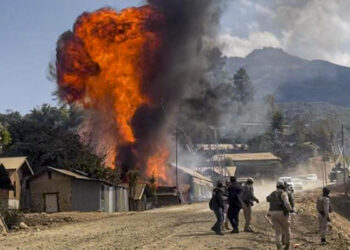 സംഘര്‍ഷമൊഴിയാതെ മണിപ്പൂര്‍, 24 വീടുകൾക്ക് തീയിട്ട് കലാപകാരികള്‍, സര്‍ക്കാര്‍ ക്വാട്ടേഴ്സും കത്തി നശിച്ചു, വിവിധ സ്ഥലങ്ങളില്‍ നിന്നായി പിടിച്ചെടുത്തത് കെട്ടുകണക്കിന് ആയുധങ്ങള്‍