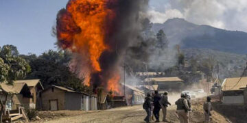 സംഘര്‍ഷമൊഴിയാതെ മണിപ്പൂര്‍, 24 വീടുകൾക്ക് തീയിട്ട് കലാപകാരികള്‍, സര്‍ക്കാര്‍ ക്വാട്ടേഴ്സും കത്തി നശിച്ചു, വിവിധ സ്ഥലങ്ങളില്‍ നിന്നായി പിടിച്ചെടുത്തത് കെട്ടുകണക്കിന് ആയുധങ്ങള്‍