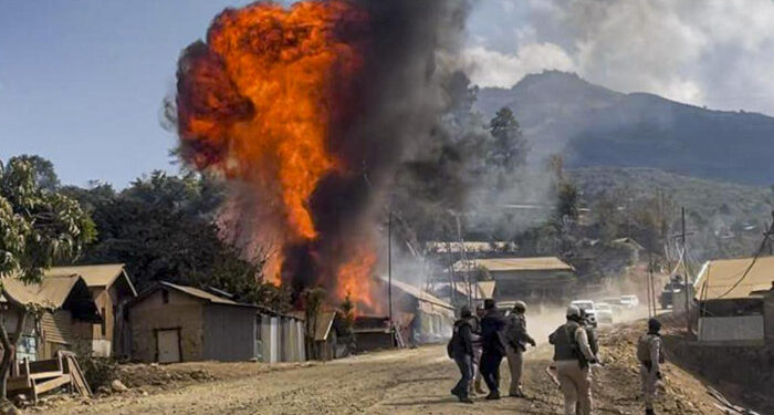 സംഘര്‍ഷമൊഴിയാതെ മണിപ്പൂര്‍, 24 വീടുകൾക്ക് തീയിട്ട് കലാപകാരികള്‍, സര്‍ക്കാര്‍ ക്വാട്ടേഴ്സും കത്തി നശിച്ചു, വിവിധ സ്ഥലങ്ങളില്‍ നിന്നായി പിടിച്ചെടുത്തത് കെട്ടുകണക്കിന് ആയുധങ്ങള്‍