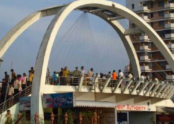 കൊച്ചി മറൈൻ ഡ്രൈവിൽ മഴവിൽ പാലത്തിനു നവജാത ശിശുവിന്റെ മൃതദേഹം!! പൊക്കിൾകൊടി പോലും മുറിച്ചുമാറ്റാത്ത കുഞ്ഞിന്റെ ശരീരം കായലിൽ കൂടി ഒഴുകി നടക്കുന്ന നിലയിൽ