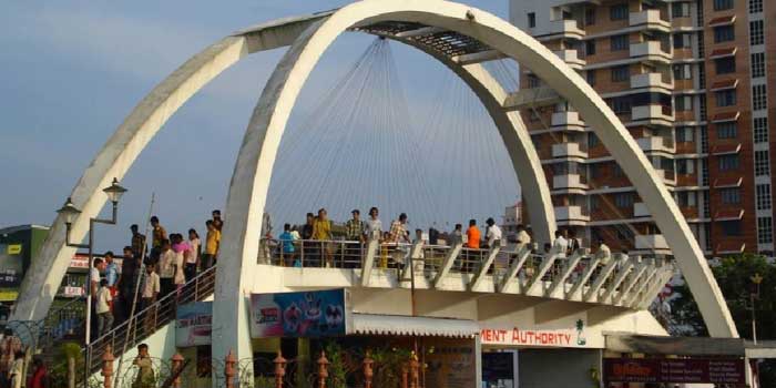 കൊച്ചി മറൈൻ ഡ്രൈവിൽ മഴവിൽ പാലത്തിനു നവജാത ശിശുവിന്റെ മൃതദേഹം!! പൊക്കിൾകൊടി പോലും മുറിച്ചുമാറ്റാത്ത കുഞ്ഞിന്റെ ശരീരം കായലിൽ കൂടി ഒഴുകി നടക്കുന്ന നിലയിൽ