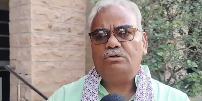 ‘കണ്ടാ, കണ്ടാ പശുവിൻ പാല് കുടിക്കുന്ന രാജസ്ഥാൻ വിദ്യാഭ്യാസ മന്ത്രിയുടെ ഭു(ബു)ദ്ധി റോക്കറ്റ് പോലെ മോളിലേക്ക് കുതിക്കുന്നത്’!! പശുവിൻ പാൽ കുടിക്കുന്ന കുട്ടികൾ ബുദ്ധിശാലികളാകും, എരുമപ്പാൽ കുട്ടികളെ മന്ദബുദ്ധികളാക്കും… പുതിയ കണ്ടുപിടിത്തവുമായി ബാബരി മസ്ജിദ് തകർത്ത ദിനം ‘ശൗര്യ ദിവസ്’ആയി ആഘോഷിക്കണമെന്ന് ആവശ്യപ്പെട്ട അതേ മദൻ ദിലാവർ