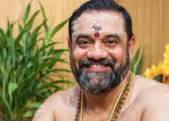 പോക്സോ കേസില് മുരാരി തന്ത്രിയുടെ വാദം വ്യാജം, പെണ്കുട്ടിയുടെ തല പിടിച്ച് ഭിത്തിയില് ഇടിച്ചു, തലയിലും കഴുത്തിലും മാരക മുറിവുകള്, തറയില് ചോരപ്പാടുകളും, പെണ്കുട്ടി നേരിടേണ്ടി വന്നത് ക്രൂര മര്ദനം, മുരാരിക്കെതിരെ കൂടുതല് വകുപ്പുകള് ചേര്ക്കും