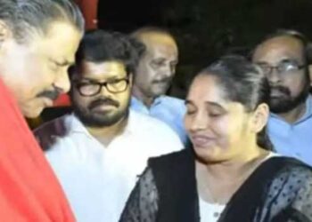 ഒറ്റുകാരന്റെ സ്ഥാനം എന്നും ചവറ്റുകൊട്ടയിൽ!! വി. കുഞ്ഞികൃഷ്ണൻ പാർട്ടിയെ വഞ്ചിച്ചു, ശത്രുപക്ഷത്ത് നിന്ന് തൊഴിലാളി വർഗ രാഷ്ട്രീയത്തിന്റെ നിലപാടുകൾ മറന്ന് ബൂർഷ്വാ രാഷ്ട്രീയ പ്രസ്ഥാനത്തിനൊപ്പം മുന്നോട്ടുവന്നാൽ അതിനുള്ള മറുപടിയാണ് ഈ സ്വീകരണം… എം.വി. ഗോവിന്ദനെ ചുവപ്പ് ഷാൾ അണിയിച്ച് സ്വീകരിച്ച് രക്തസാക്ഷി ധനരാജിന്റെ ഭാര്യ