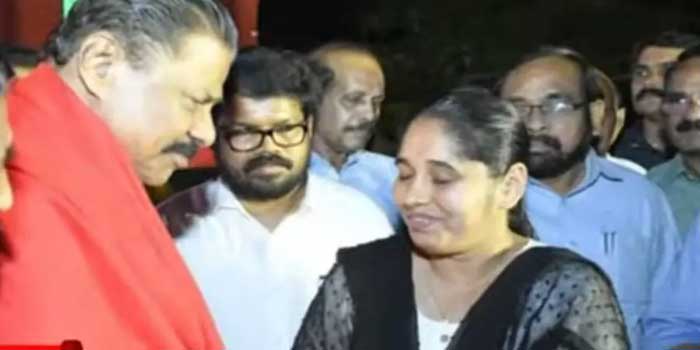 ഒറ്റുകാരന്റെ സ്ഥാനം എന്നും ചവറ്റുകൊട്ടയിൽ!! വി. കുഞ്ഞികൃഷ്ണൻ പാർട്ടിയെ വഞ്ചിച്ചു, ശത്രുപക്ഷത്ത് നിന്ന് തൊഴിലാളി വർഗ രാഷ്ട്രീയത്തിന്റെ നിലപാടുകൾ മറന്ന് ബൂർഷ്വാ രാഷ്ട്രീയ പ്രസ്ഥാനത്തിനൊപ്പം മുന്നോട്ടുവന്നാൽ അതിനുള്ള മറുപടിയാണ് ഈ സ്വീകരണം… എം.വി. ഗോവിന്ദനെ ചുവപ്പ് ഷാൾ അണിയിച്ച് സ്വീകരിച്ച് രക്തസാക്ഷി ധനരാജിന്റെ ഭാര്യ