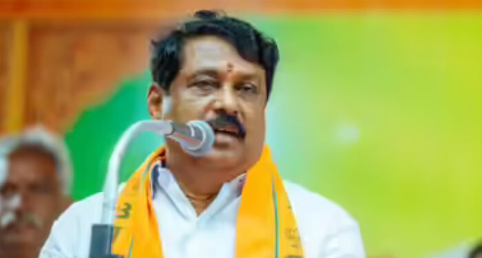 രാഷ്ട്രീയത്തിൽ ഇറങ്ങണമെങ്കിൽ വിജയ്  ആദ്യം തൃഷയുടെ വീട്ടിൽനിന്ന് പുറത്തിറങ്ങണം; ബിജെപി അധ്യക്ഷന്റെ പരാമര്‍ശം സംസ്കാരമില്ലാത്തത്,  സ്ത്രീത്വത്തെ കളങ്കപ്പെടുത്തുന്ന പ്രവൃത്തിയാണിത്, ബിജെപി വനിതാ നേതാക്കൾ  മൗനം പാലിക്കുന്നത് അനീതി, നൈനാർ നാഗേന്ദ്രനെതിരെ പ്രതിഷേധം ശക്തം