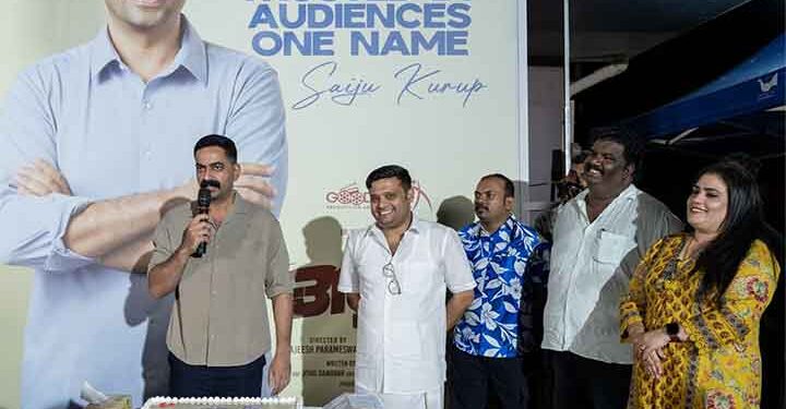 ‘മയൂഖം’ മുതൽ ‘ആരം’ വരെ! സിനിമയിലെത്തിയതിന്‍റെ 20 വർഷങ്ങൾ ‘ആരം’ സിനിമയുടെ ലൊക്കേഷനിൽ കേക്ക് മുറിച്ച് ആഘോഷിച്ച് സൈജു കുറുപ്പ്