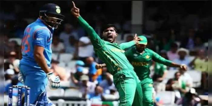 ‘നിനക്കൊക്കെ നിർബന്ധിച്ച് എന്റെ വായിൽ നിന്ന് തന്നെ ഇന്ത്യ ഫൈനലിലെത്തുമെന്ന് പറയിക്കണോ? അവന്മാരൊക്കെ ഫൈനലിലെത്തിയാൽ എനിക്കെന്ത്? എന്റെ അഭിപ്രായം നിങ്ങൾക്ക് ഇഷ്ടപ്പെട്ടാലും ഇനി അഥവാ വെറുക്കുന്നുണ്ടെങ്കിലും അതു നിങ്ങളുടെ കാര്യം’- പാക് താരം കട്ടക്കലിപ്പിൽ