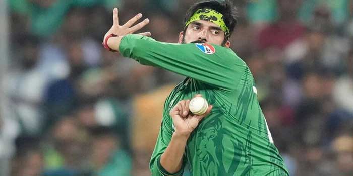 ‘‘പെനാൽറ്റി കിക്ക് എടുക്കാൻ റൺ– അപ് തുടങ്ങിയശേഷം താരം നിൽക്കുന്നത് ഫുട്ബോളിൽ പോലും അനുവദിക്കില്ല, ഇതെങ്ങനെ ശരിയാകും… ആക്ഷൻ കുഴപ്പമില്ല- ശ്രീവത്സ് ഗോസ്വാമി!! ബാറ്റർമാർക്ക് ബോളറെയോ അമ്പയറെയോ അറിയിക്കാതെ സ്വിച്ച് ഹിറ്റ്, റിവേഴ്‌സ് ഹിറ്റ് കളിക്കാൻ അനുവാദമുണ്ട്, ഒരു ബോളർക്ക് തന്റെ കൈ മാറ്റണമെങ്കിൽ അമ്പയറോട് അനുവാദം ചോദിക്കണം… ആദ്യം മാറ്റേണ്ടത് നിയമങ്ങളാണ്- പാക് താരത്തെ പിൻതുണച്ച് ഇന്ത്യൻ താരം