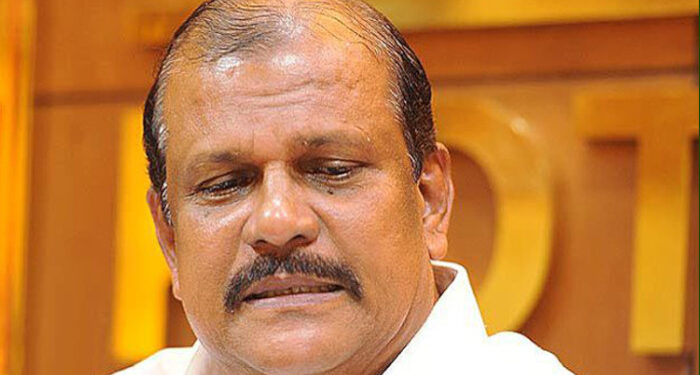 മഹാത്മാ ഗാന്ധി ദൈവം തമ്പുരാനാണോ? ഇവിടെ രണ്ട് പെങ്കൊച്ചുങ്ങളുടെ തോളേൽ കൈയിട്ട് നടന്നുപോയതല്ലാതെ, ഗാന്ധിജി ഒരു ചുക്കും ചെയ്തിട്ടില്ല, ഒന്നും കിട്ടാനില്ലാഞ്ഞിട്ട് ബ്രിട്ടീഷുകാര്‍ ഇട്ടേച്ച് പോയതാണ്, രാഷ്ട്രപിതാവിനെ അധിക്ഷേപിച്ച് പി സി ജോര്‍ജ്