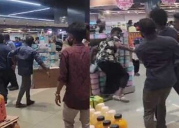 എസ്എഫ്ഐക്കാർ ഇങ്ങോട്ടുവന്ന് നെഞ്ചത്തോട്ട് കേറിയിട്ടും കേസ് പോലീസുകാരനെതിരെ!! പോലീസുകാരനും സഹോദരിയും ചേർന്ന് ആയുധം ഉപയോഗിച്ച് ആക്രമിച്ചു, ഇടിവള കൊണ്ട് നെഞ്ചിലും മുതുകിലും ഇടിച്ചു, ‘അടിച്ച് കൊല്ലാൻ സഹോദരി വിളിച്ചു പറഞ്ഞെു’- എഫ്ഐആർ- സേനയിൽ പ്രതിഷേധം പുകയുന്നു, പോലീസ് കമ്മിഷണർക്ക് എതിരെ അസോ. വാട്ട്സ് അപ്പ് ഗ്രൂപ്പിൽ ട്രോളുകൾ