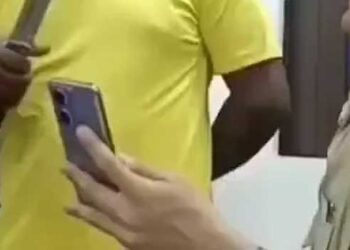 വീട്ടിലേക്കു വിളിക്കാൻ ഫോൺ ഒന്നു തരുമോ സാറെയെന്ന് വധശ്രമക്കേസ് പ്രതിയായ ​ഗുണ്ടാ നേതാവിന്റെ കൂട്ടാളി, ഫോൺ കൊടുത്തു സഹായിച്ച ഉദാര മനസ്കനായ സിപിഓയ്ക്കെതിരെ അന്വേഷണം, പ്രതികൾ പിടിയിലായത് കരിക്കുവിൽപനക്കാരിയേയും മറ്റൊരാളെയും മർദിച്ച കേസിൽ