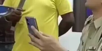 വീട്ടിലേക്കു വിളിക്കാൻ ഫോൺ ഒന്നു തരുമോ സാറെയെന്ന് വധശ്രമക്കേസ് പ്രതിയായ ​ഗുണ്ടാ നേതാവിന്റെ കൂട്ടാളി, ഫോൺ കൊടുത്തു സഹായിച്ച ഉദാര മനസ്കനായ സിപിഓയ്ക്കെതിരെ അന്വേഷണം, പ്രതികൾ പിടിയിലായത് കരിക്കുവിൽപനക്കാരിയേയും മറ്റൊരാളെയും മർദിച്ച കേസിൽ