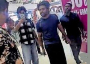 പുതുവർഷത്തിൽ ലാത്തിവീശിയതിൽ വൈരാ​ഗ്യം, സഹോദരിയുമായി മാളിലെത്തിയ സിവിൽ പോലീസ് ഉദ്യോഗസ്ഥനെ വിടാതെ പിന്തുടർന്ന് പ്രകോപിപ്പിച്ചു, പിടിച്ചുതള്ളി, ഇടയ്ക്ക് പിന്നിൽ നിന്ന് ചവിട്ടി വീഴ്ത്തി!! എസ്എഫ്ഐകാർക്കെതിരെ വെറും ജാമ്യം ലഭിക്കുന്ന വകുപ്പ്, പോലീസുകാരനും സഹോദരിക്കുമെതിരെ ജാമ്യമില്ലാ വകുപ്പിൽ കേസെടുത്ത് വഞ്ചിയൂർ പോലീസ്