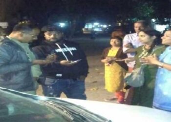 ടാക്സി കാറിന്റെ പിൻ സീറ്റിൽ നാലുവയസുകാരൻ മകൻ കിടന്നുറങ്ങുന്നത് മാതാപിതാക്കൾ മറന്നുപോയി, കുട്ടിയെ എടുക്കാതെ കാശുകൊടുത്ത് ടാക്സി പറഞ്ഞുവിട്ടു, പിന്നാലെ ടാക്സി കണ്ടെത്താനുള്ള ശ്രമം, ഒരു മണിക്കൂറിൽ കുട്ടിയെ കണ്ടെത്തി കൈമാറി പോലീസ്, കുട്ടി സീറ്റിൽ കിടന്നുറങ്ങുന്നത് ഡ്രൈവർ അറിഞ്ഞത് പോലീസ് വിളിക്കുമ്പോൾ