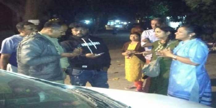 ടാക്സി കാറിന്റെ പിൻ സീറ്റിൽ നാലുവയസുകാരൻ മകൻ കിടന്നുറങ്ങുന്നത് മാതാപിതാക്കൾ മറന്നുപോയി, കുട്ടിയെ എടുക്കാതെ കാശുകൊടുത്ത് ടാക്സി പറഞ്ഞുവിട്ടു, പിന്നാലെ ടാക്സി കണ്ടെത്താനുള്ള ശ്രമം, ഒരു മണിക്കൂറിൽ കുട്ടിയെ കണ്ടെത്തി കൈമാറി പോലീസ്, കുട്ടി സീറ്റിൽ കിടന്നുറങ്ങുന്നത് ഡ്രൈവർ അറിഞ്ഞത് പോലീസ് വിളിക്കുമ്പോൾ