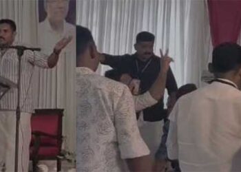 ‘സമയം കഴിഞ്ഞു, നിർത്തിക്കോ’….’മൈക്കിൽ പിടിച്ചു വലിക്കരുത്… പറയാനുള്ളത് പറഞ്ഞിട്ടേ പോകൂ, ഇനിയിപ്പോ സ്ഥലം മാറ്റിയാലും സസ്പെൻഡ് ചെയ്താലും പറയാനുള്ള കാര്യങ്ങൾ പറഞ്ഞിട്ടേപോകൂ’—പോലീസ് അസോസിയേഷൻ സമ്മേളനത്തിനിടെ സംഘർഷം,  മൈക്ക് പിടിച്ചുമേടിക്കാൻ ശ്രമിച്ചത് എസ്എഫ്ഐക്കാർ പോലീസുകാരനെ ആക്രമിച്ച സംഭവം സംസാരിക്കുന്നതിനിടെ