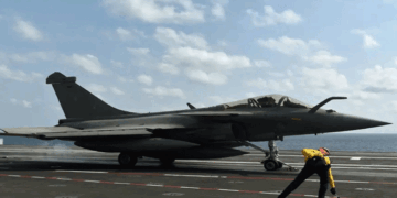 114-ൽ ഒതുങ്ങില്ല; നാവികസേനയ്ക്കായി  31 യുദ്ധവിമാനങ്ങൾ കൂടി വാങ്ങാനുള്ള നീക്കം ഇന്ത്യ നടത്തുന്നുവെന്ന് റിപ്പോർട്ട്; കരാറ്‍ നടപ്പായാൽ ഫ്രാൻസിനെക്കാൾ റഫാൽ എം വിമാനങ്ങൾ കൈവശമുള്ള രാജ്യമായി ഇന്ത്യ മാറും