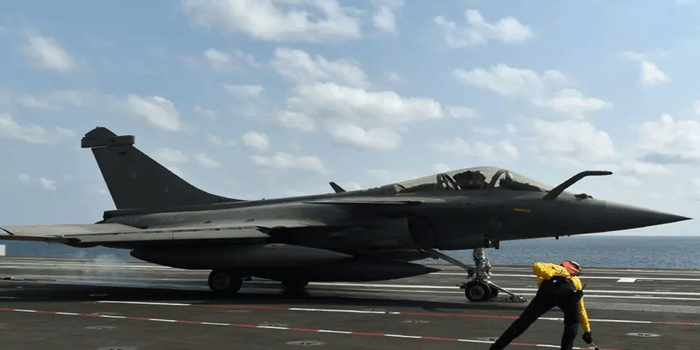 114-ൽ ഒതുങ്ങില്ല; നാവികസേനയ്ക്കായി  31 യുദ്ധവിമാനങ്ങൾ കൂടി വാങ്ങാനുള്ള നീക്കം ഇന്ത്യ നടത്തുന്നുവെന്ന് റിപ്പോർട്ട്; കരാറ്‍ നടപ്പായാൽ ഫ്രാൻസിനെക്കാൾ റഫാൽ എം വിമാനങ്ങൾ കൈവശമുള്ള രാജ്യമായി ഇന്ത്യ മാറും