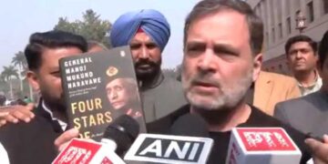 കണ്ടിട്ടില്ലേൽ കണ്ടോ… ദേ ഇതാണ് കേന്ദ്രം പ്രസിദ്ധീകരിച്ചിട്ടില്ലെന്നു പറഞ്ഞ ആ പുസ്തകം- രാഹുൽ ​ഗാന്ധി!! യുദ്ധം ജയിച്ച് വന്നതാണോ? സമരം ചെയ്യുന്ന എംപിമാരെ പരിഹസിച്ച് ബിട്ടു, ബിട്ടു ചതിയനെന്ന് രാഹുൽ ഗാന്ധിയുടെ തിരിച്ചടി… രാഹുൽ രാജ്യത്തിന്‍റെ ശത്രുവെന്ന് ബിട്ടു…പിന്നെ പാർലമെന്‍റ് മകര കവാടത്തിൽ നടന്നത് പൊരിഞ്ഞ വാക്പോര്, നരവനേയുടെ പുസ്തകത്തെ ചൊല്ലി മൂന്നാം ദിനവും സഭ പ്രക്ഷുബ്ധം