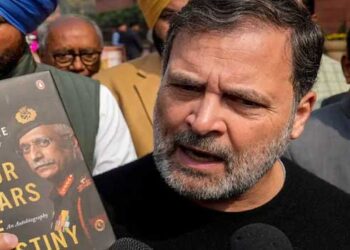 ”മോദി സർക്കാർ ഇത് ഇവിടെ പ്രസിദ്ധീകരിക്കാൻ അനുവദിക്കുന്നില്ല എന്നേയുള്ളു, ‘ഫോർ സ്റ്റാർസ് ഓഫ് ഡെസ്റ്റിനി’ എന്ന പുസ്തകം വിദേശത്ത് ലഭ്യമാണ്, വിദേശത്ത് പ്രസിദ്ധീകരിച്ചിട്ടുണ്ട്- നരവനെ യുടെ പുസ്തകം തന്റെ കയ്യിലെത്തിയതിൽ വിശദീകരണം നൽകി രാഹുൽ ​ഗാന്ധി- video