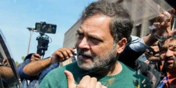 ‘നിങ്ങൾ ബിജെപിയുടെ ജീവനക്കാരെപ്പോലെ പെരുമാറരുത്, സർക്കാരിന്റെ ഏറാന്മൂളികളായി ഷോ നടത്തുന്നത് രാജ്യത്തോട് ചെയ്യുന്ന ദ്രോഹമാണ്!! ലജ്ജകരം, കുറഞ്ഞപക്ഷം അല്പമെങ്കിലും വസ്തുതപരമായ കാര്യങ്ങൾ ചെയ്യൂ… മാധ്യമങ്ങളോട് ക്ഷുഭിതനായി രാഹുൽ ​ഗാന്ധി