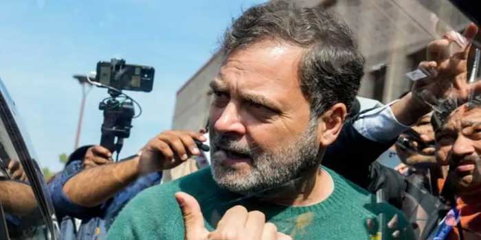 ‘നിങ്ങൾ ബിജെപിയുടെ ജീവനക്കാരെപ്പോലെ പെരുമാറരുത്, സർക്കാരിന്റെ ഏറാന്മൂളികളായി ഷോ നടത്തുന്നത് രാജ്യത്തോട് ചെയ്യുന്ന ദ്രോഹമാണ്!! ലജ്ജകരം, കുറഞ്ഞപക്ഷം അല്പമെങ്കിലും വസ്തുതപരമായ കാര്യങ്ങൾ ചെയ്യൂ… മാധ്യമങ്ങളോട് ക്ഷുഭിതനായി രാഹുൽ ​ഗാന്ധി