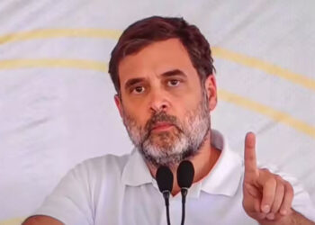 അമേരിക്കയിൽ നിന്ന് പരുത്തി ഇറക്കുമതി ചെയ്താൽ നമ്മുടെ സ്വന്തം കർഷകർ നശിക്കും,  ഇറക്കുമതി ചെയ്തില്ലെങ്കിൽ നമ്മുടെ വസ്ത്ര വ്യവസായം തകരും, കേന്ദ്രസര്‍ക്കാര്‍  രാജ്യത്തെ കെണിയിൽ വീഴ്ത്തിയിരിക്കുകയാണ്, മുന്നിൽ കിണറും പിന്നിൽ കിടങ്ങും എന്ന അവസ്ഥയാണിപ്പോള്‍, മോഡി സര്‍ക്കാരിനെതിരെ രൂക്ഷവിമര്‍ശനവുമായി രാഹുല്‍ ഗാന്ധി