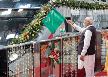 ഇന്ത്യയിലെ ഏറ്റവും വേഗമേറിയ,  മണിക്കൂറിൽ 120 കിലോമീറ്റർ വേഗതയിൽ പ്രവർത്തിക്കുന്ന,  മീററ്റ് മെട്രോ സർവീസും ഡൽഹി-മീററ്റ് റാപ്പിഡ് റെയിൽ നമോഭാരത് ഇടനാഴിയും രാജ്യത്തിന് സമർപ്പിച്ച് പ്രധാനമന്ത്രി; രാജ്യത്തിന്റെ ​ഗതാ​ഗത രം​ഗത്തെ ശ്രദ്ധേയ പദ്ധതികൾ