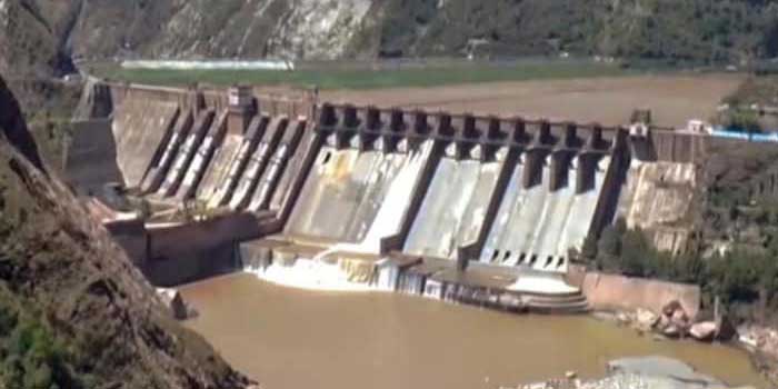 പഹൽ​ഗാമിൽ പിഴച്ചു… സിന്ധുവും രവിയുമെല്ലാം പാക്കിസ്ഥാനിട്ട് പണിഞ്ഞോണ്ടിരിക്കുവാ… പാക്കിസ്ഥാനെ കാത്തിരിക്കുന്നത് കൊടും വരൾച്ചയുടെ ദിനങ്ങൾ!! രവി നദിയിൽ നിന്ന് മാർച്ച് അവസാനം മുതൽ അധിക ജലം പാക്കിസ്ഥാനിലേക്ക് ഒഴുക്കില്ല, അധിക ജലം വരൾച്ച ബാധിത ജില്ലകളായ കത്വ, സാംബ എന്നിവിടങ്ങളിലേക്ക് തിരിച്ചുവിടും…