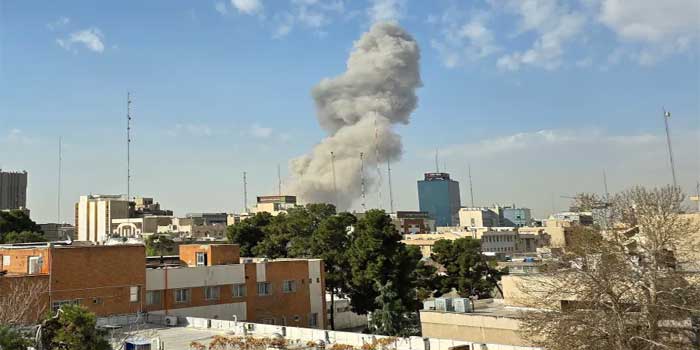 അമേരിക്കയുടേയും ഇസ്രയേലിന്റെയും ലക്ഷ്യം ഇറാൻ ആണവായുധം സ്വന്തമാക്കുന്നത് തടയുകയെന്നതല്ല, ആഗോള ആണവവ്യാപന നിയന്ത്രണ ലക്ഷ്യങ്ങളുമായി ഈ ആക്രമണത്തിനു യാതൊരു ബന്ധവും കാണാനാവുന്നില്ല!! അമേരിക്കയുടെ തയാറെടുപ്പുകൾ കാണുമ്പോൾ മുൻകൂട്ടി ആസൂത്രണം ചെയ്ത പദ്ധതിയെന്ന് വ്യക്തം- റഷ്യ