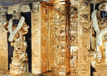 ശബരിമലയിൽ സ്വർണ്ണക്കൊള്ള നടന്നുവെന്നത് പകൽ പോലെ വ്യക്തം; തെളിവുകൾ അനവധി; സന്നിധാനത്തെ പാളികളിൽ നിന്ന് സ്വർണ പ്ലേറ്റുകൾ കടത്തിയിട്ട് ആ സ്ഥാനത്ത് ഡ്യൂപ്ലിക്കേറ്റ് പാളികൾ വച്ചു; ദ്വാരപാലക പാളികളിൽ 3 കിലോ 700 ഗ്രാം തൂക്കത്തിന്റെ കുറവാണ് കണ്ടെത്തിയത്- ഹൈക്കോടതി