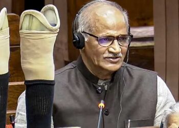 ‘എനിക്കുമുണ്ടായിരുന്നു ബലമുള്ള രണ്ട് കാലുകൾ, ഇപ്പോൾ ജനാധിപത്യത്തെ കുറിച്ച് സംസാരിക്കുന്ന സിപിഎമ്മാണോ 31 വർഷങ്ങൾക്ക് മുൻപ് എന്റെ കാലുകൾ വെട്ടിയെടുത്തത്’?… രാജ്യസഭയിൽ തന്റെ കൃത്രിമക്കാലുകൾ ഊരിയെടുത്ത് ഡെസ്കിൽ വച്ച് സി. സദാനന്ദൻ എംപി!! ‘കേരളത്തിൽ 200-ലധികം സിപിഎം പ്രവർത്തകർ കൊല്ലപ്പെട്ടിട്ടുണ്ട്, ആ അക്രമങ്ങളിലെ ഒരു പ്രതിയാണ് ഇപ്പോൾ സഭയിൽ ഇരിക്കുന്നത്’- സദാനന്ദനെ ചൂണ്ടിക്കാട്ടി ബ്രിട്ടാസ്