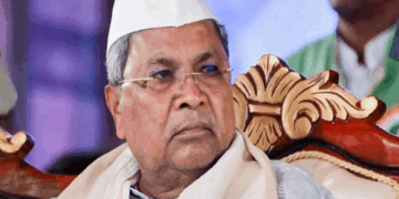 സിദ്ധരാമയ്യ സഞ്ചരിച്ച ഹെലികോപ്ടർ  വന്നിറങ്ങിയത് നിശ്ചയിച്ചതിൽ നിന്നും മാറി മറ്റൊരിടത്ത്; മുഖ്യമന്ത്രി ഇറങ്ങേണ്ടിയിരുന്നിടത്ത് എത്തിതോ മറ്റൊരു ഹെലികോപ്റ്ററും!  വൻ സുരക്ഷാ വീഴ്ച?