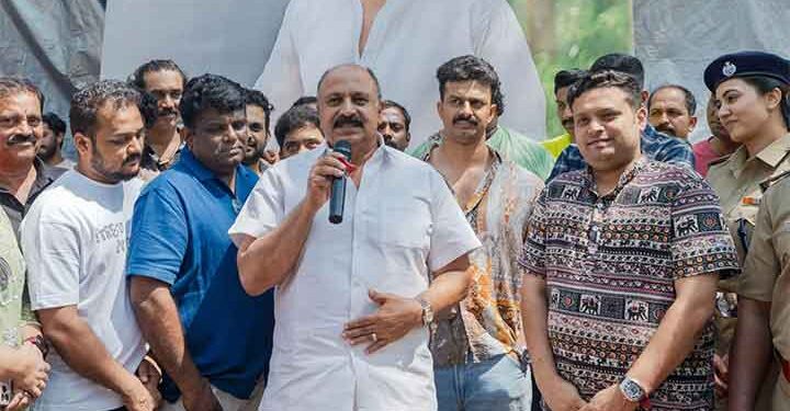 അഭിനയസിദ്ധി കൊണ്ട് അത്ഭുതപ്പെടുത്തിയ സിദ്ദിഖ്! സിനിമയിലെത്തിയതിന്‍റെ 40 വർഷങ്ങൾ ‘ആരം’ സിനിമയുടെ ലൊക്കേഷനിൽ ആഘോഷിച്ച് താരം