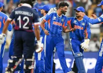 രണ്ടര വർഷത്തിനു ശേഷമുള്ള ‘സിറാജിക്ക’യുടെ വരവ് വെറും വരവായിരുന്നില്ല മോനേ… ഒന്നൊന്നര വരവായിരുന്നു… പകരക്കാരനായി കളത്തിലിറങ്ങി നായകനായി കളത്തിന് വെളിയിലേക്ക്- മൂന്ന് വിക്കറ്റ്, ഒരു ക്യാച്ച്, ഇന്ത്യയെ വിറപ്പിച്ച അമേരിക്കയെ എറിഞ്ഞിട്ട് ചുരുട്ടിക്കൂട്ടി ഇന്ത്യ