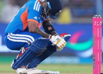 ‘തോൽവി കളിയുടെ ഭാഗമാണ്, ഞങ്ങൾ അതിൽ നിന്നെല്ലാം പഠിക്കും, കൂടുതൽ ശക്തമായി തിരിച്ചുവരും… ബോളിങ് മികച്ചതായിരുന്നു, പക്ഷെ ബാറ്റിങ്ങിൽ പരാജയപ്പെട്ടു, പവർപ്ലേയിൽ ചെറിയ കൂട്ടുകെട്ടുകൾ പടുത്തുയർത്താൻ ഞങ്ങൾക്ക് സാധിച്ചില്ല’- സൂര്യകുമാർ