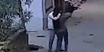 ലൈംഗിക ചുവയോടെ സംസാരിച്ചത് അമ്മയോട് പറഞ്ഞു, അധ്യാപികയെ  പിന്തുടര്‍ന്ന് ആക്രമിച്ച് വിദ്യാര്‍ത്ഥി, ചുണ്ട് മുറിച്ചു, മുഖത്ത് ആയുധം കൊണ്ട് പരിക്കേല്‍പ്പിച്ചു, നേരത്തെയും ഉപദ്രവിക്കാന്‍ ശ്രമം