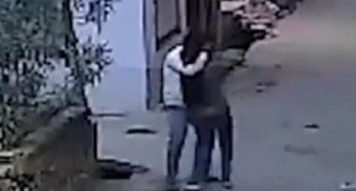 ലൈംഗിക ചുവയോടെ സംസാരിച്ചത് അമ്മയോട് പറഞ്ഞു, അധ്യാപികയെ  പിന്തുടര്‍ന്ന് ആക്രമിച്ച് വിദ്യാര്‍ത്ഥി, ചുണ്ട് മുറിച്ചു, മുഖത്ത് ആയുധം കൊണ്ട് പരിക്കേല്‍പ്പിച്ചു, നേരത്തെയും ഉപദ്രവിക്കാന്‍ ശ്രമം