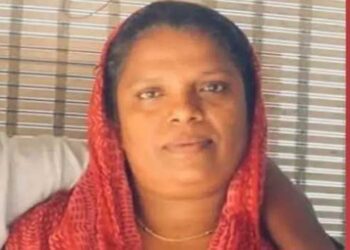 എട്ടുമാസം മുൻപ് ഗുരുവായൂരിലെ ഒരു സ്ത്രീയിൽനിന്ന് 50,000 രൂപ പലിശയ്ക്ക് വാങ്ങി, എട്ടുമാസത്തോളം 10, 000 രൂപവെച്ച് അടച്ചു, രണ്ടുമാസമായി അടവ് മുടങ്ങി… ഇനി ഞാൻ വരിക സഹോദരനുമായി… ഫോണിലൂടെയും നേരിട്ടും ഭീഷണി!! എല്ലാവരും എന്റെ മക്കളെ നോക്കണേ… കുറിപ്പെഴുതിവച്ച് വീട്ടമ്മ തീകൊളുത്തി ജീവനൊടുക്കി