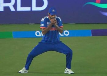 അവസാന ഓവറിലെ രണ്ടാം ബോൾ സാക്ക് ലയൺ ഉയർത്തിയടിച്ച ബോൾ ലക്ഷ്യമാക്കി റിങ്കു സിം​ഗ്… ഇടയിൽ എന്തിനെന്നറിയാതെ നായകന്റെ കടന്നുവരവ്… ദേ പോകുന്നു വഴുതി താഴേക്ക്… മൂന്നാം ബോളിലും റിപ്പീറ്റ് മോഡ് ഓൺ… ഇത്തവണ പിഴച്ചത് തിലകിന്… നാലാം ബോളിൽ പക്ഷെ പിടിവീണു… ബോൾ ‘സുന്ദര’മായി സുന്ദറിന്റെ കൈക്കുള്ളിൽ…