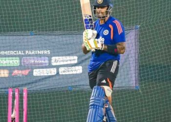 സൂര്യന്റേയും തിലകിന്റേയും ഈ ‘ഷട്ടർ വലിച്ചടയ്ക്കുന്ന പോലുള്ള ബാറ്റിങ് എ‌ട്ടിന്റെ പണി തരും, ആദ്യം ബാറ്റ് ചെയ്യുമ്പോൾ 20 ഓവറും താൻ ക്രീസിൽ നിന്നേ പറ്റൂ എന്ന നായകൻറെ ചിന്ത അപകടകരമാണ്. ഇന്ത്യൻ ടീമിന് ആവശ്യമായ ബാറ്റിംഗ് കരുത്തുണ്ടെന്ന കാര്യം സൂര്യ മറക്കരുത്- സഞ്ജയ് മഞ്ജരേക്കർ