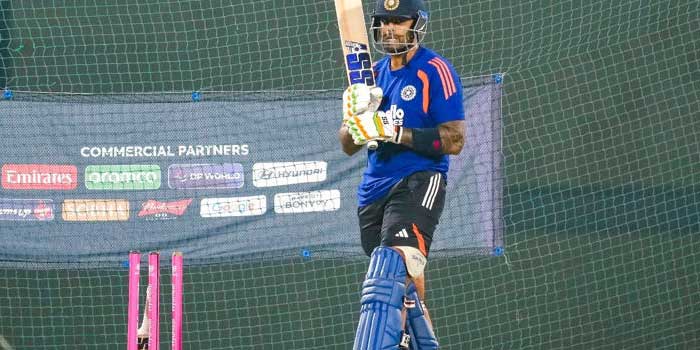 സൂര്യന്റേയും തിലകിന്റേയും ഈ ‘ഷട്ടർ വലിച്ചടയ്ക്കുന്ന പോലുള്ള ബാറ്റിങ് എ‌ട്ടിന്റെ പണി തരും, ആദ്യം ബാറ്റ് ചെയ്യുമ്പോൾ 20 ഓവറും താൻ ക്രീസിൽ നിന്നേ പറ്റൂ എന്ന നായകൻറെ ചിന്ത അപകടകരമാണ്. ഇന്ത്യൻ ടീമിന് ആവശ്യമായ ബാറ്റിംഗ് കരുത്തുണ്ടെന്ന കാര്യം സൂര്യ മറക്കരുത്- സഞ്ജയ് മഞ്ജരേക്കർ